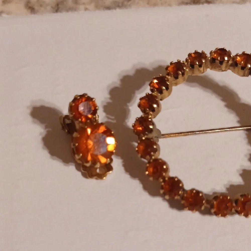 Vintage Gold and Orange Brooch Set Clip On Earings